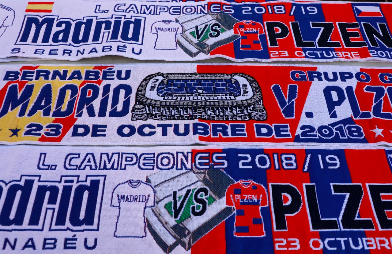 Los alrededores del estadio de Chamartín estaban vestidos con los colores de los dos equipos.