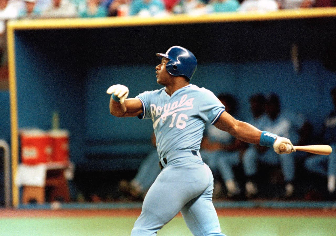 <b>Bo Jackson | RB ex Oakland Raiders</b>
<br>
<br>
<b>Draft de béisbol:</b> Jackson fue seleccionado como jardinero en la cuarta ronda de 1988 al salir de la universidad por Kansas City.
<br>
<br>
<b>Draft de la NFL:</b> Fue la selección número 1 global en Draft 1986, por los Tampa Bay Buccaneers.
<br>
<br>
<b>Recuento: </b>Al igual que Elway, Jackson no quería tener nada que ver con el equipo de la NFL que lo seleccionó. Pero la diferencia es que, en su lugar, Jackson jugó a la pelota en las Grandes Ligas. Terminó jugando siete años en la MLB y partes de cuatro temporadas en la NFL. Fue el Jugador Más Valioso del Juego de Estrellas del béisbol en 1989.