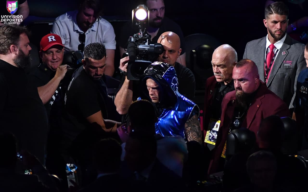 Su rival era el canadiense de 32 años Brandon Cook, quien competía por primera ocasión en su carrera por una oportunidad de aspirar a un cetro mundial.