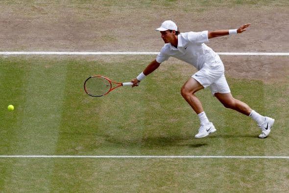 Berdych, con todo y sus casi 2 metros de estatura, se quedaba corto ante la colocación de los tiros de Rafael.