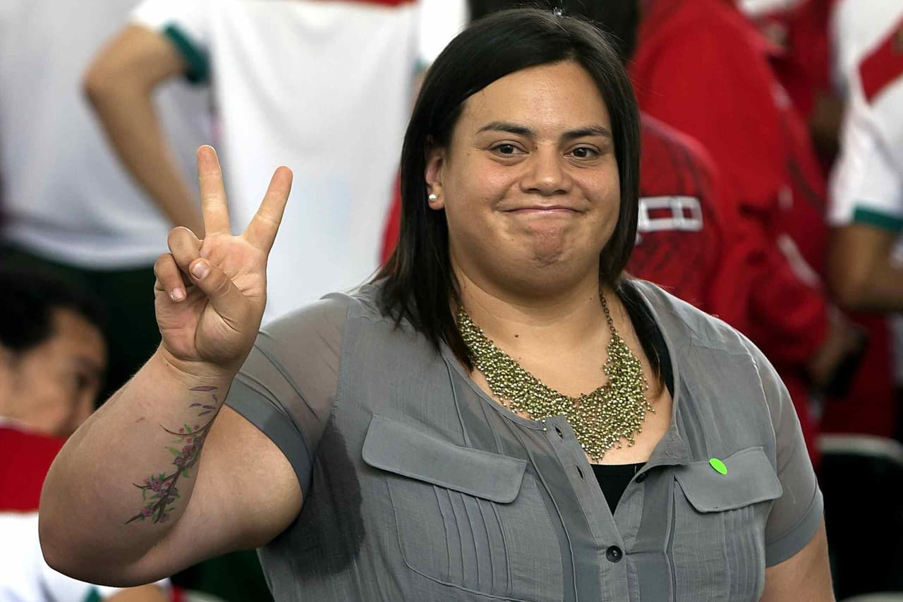 Zambotti, originaria de Chihuahua, manifestó en su cuenta de Twitter: “Di positivo al COVID-19, me siento bien, estoy tranquila y en casa; sin mayores síntomas nada más que fiebre y malestar”.