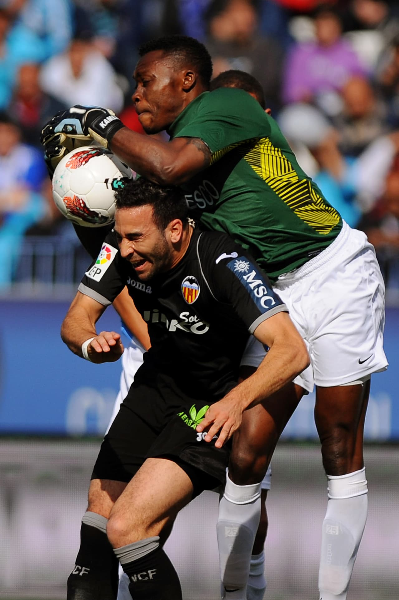 Kameni es un guardameta diametralmente opuesto a 'Memo' Ochoa: disfruta yendo a descolgar balones y al choque contra los rivales.