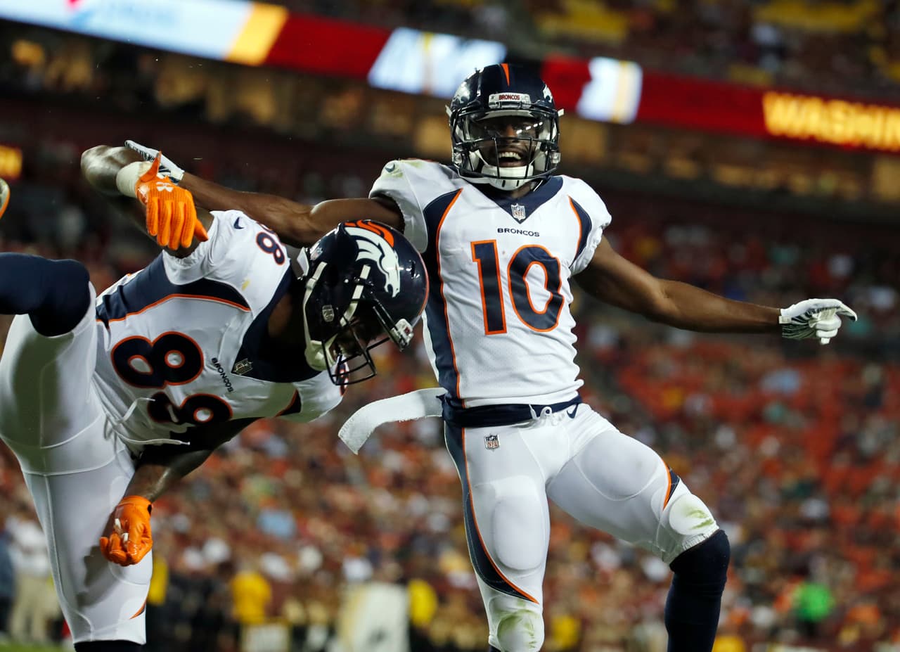 El receptor Emmanuel Sanders (derecha) celebra un touchdown en la victoria de su equipo, los Denver Broncos, por 29-17 sobre los Washington Redskins.