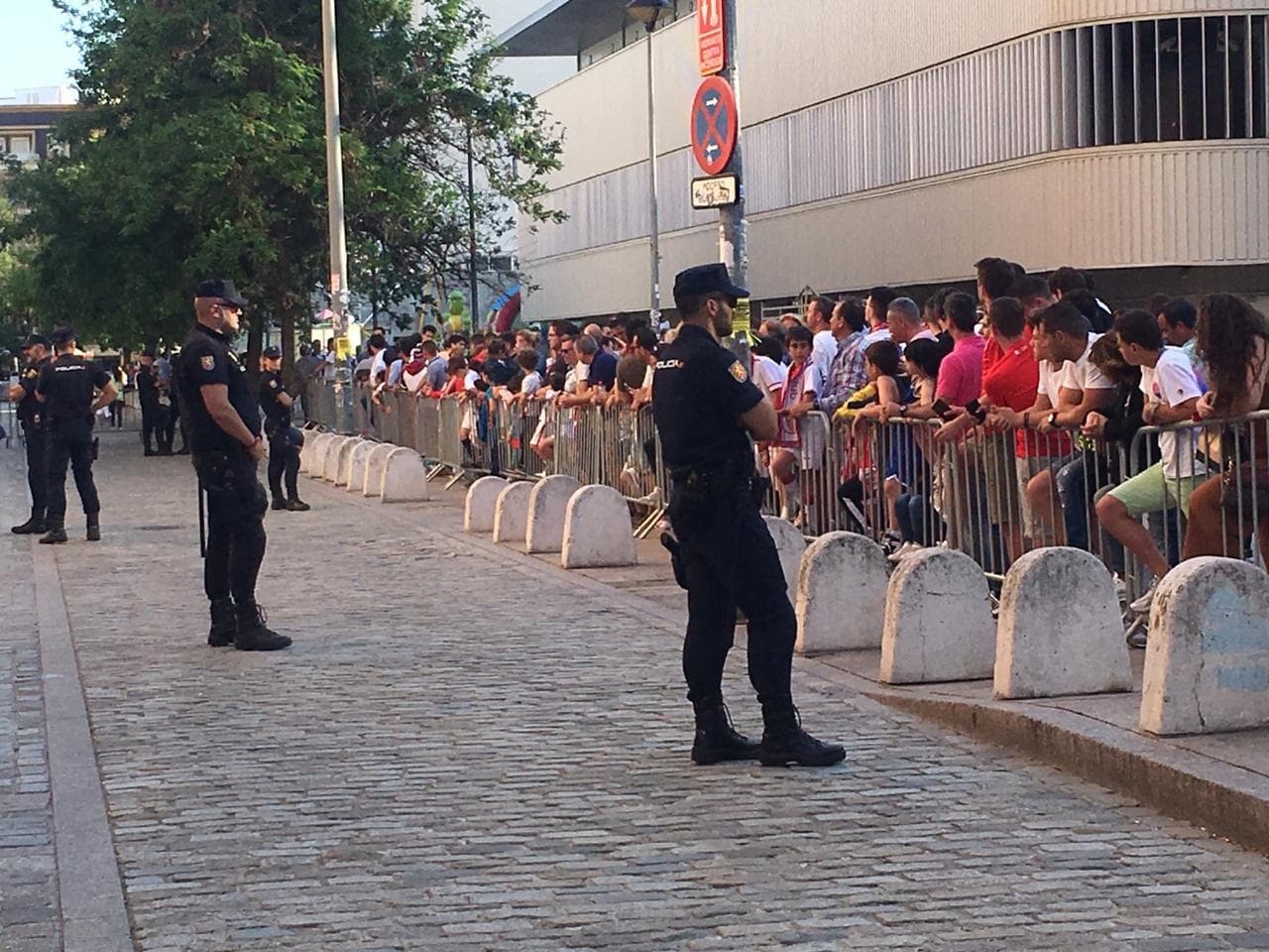 Fanáticos presentes en las afueras del Estadio Ramón Sánchez Pizjuán para el juego entre Sevilla y Leganés por la jornada 36 de LaLiga.