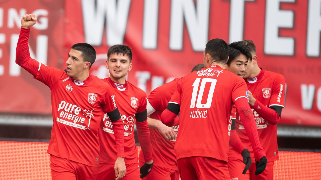 Noah Lang se estrena con titularidad en el Ajax y, con 20 años cumplidos, anota su primer hat-trick, un talento a seguir definitivamente. Twente sufre derrota 2-5 ante el Ajax y el mexicano Edson Álvarez no tuvo participación en este encuentro.