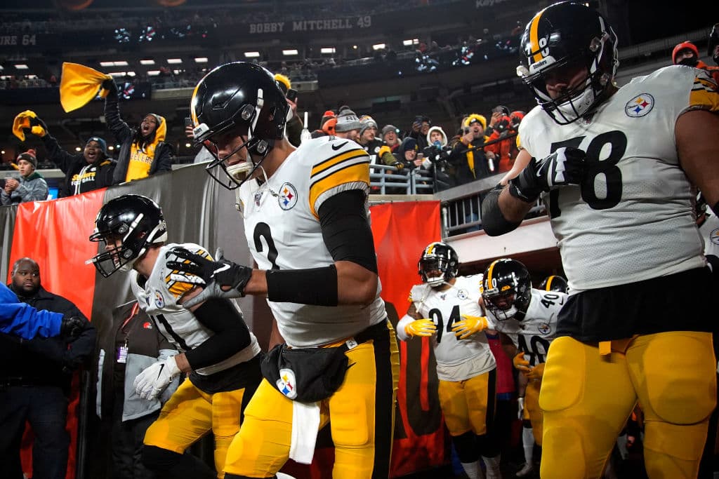 Cuatro intercepciones, las lesiones de James Conner y JuJu Smith-Schuster y una locura al final. Así la victoria de los Browns 7-21.