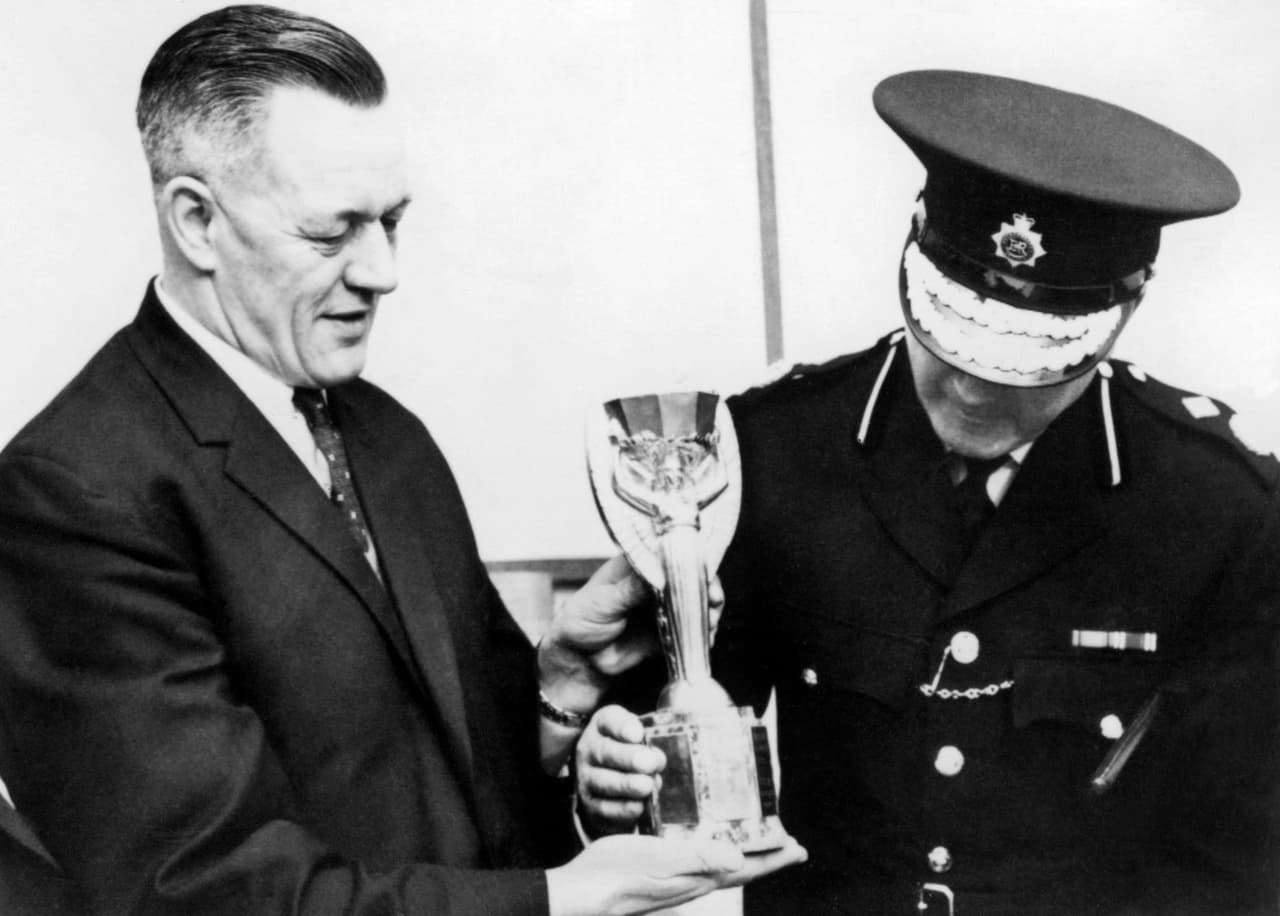 Las autoridades presentaron en trofeo intacto luego de un tiempo intenso de búsqueda durante siete días, pero reconocieron que ellos no fueron los héroes.