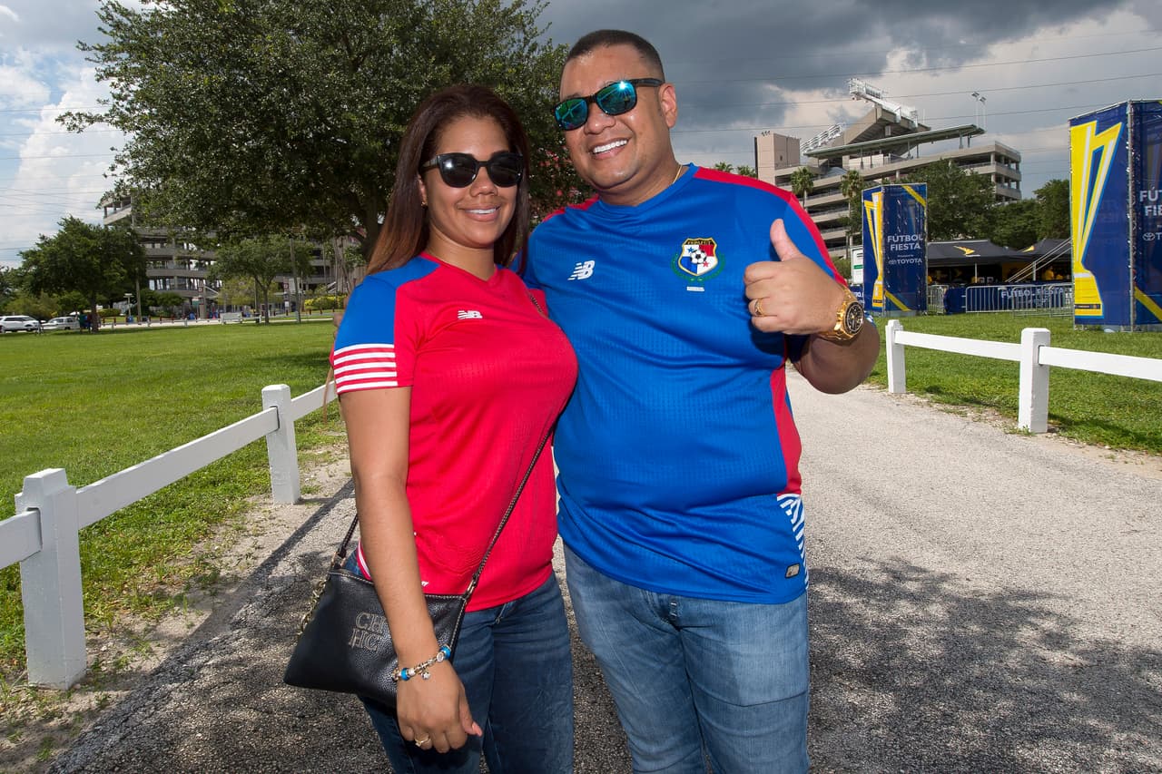 Esta pareja de panameños mostraron que su amor por su selección es de múltiples colores.