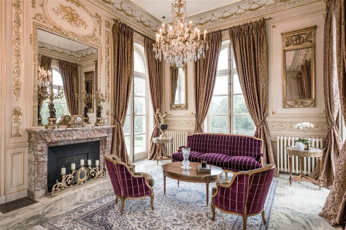 El lugar donde posiblemente podría vivir Messi y su familia es llamado Palacio Rosa (Palais Rose), construcción del año 1900 inspirada en el Grand Trianon y que está catalogado como monumento de interés histórico, pues cuenta con techos altos, grandes ventanas y muebles de la época. La residencia se encuentra 20 minutos de París.