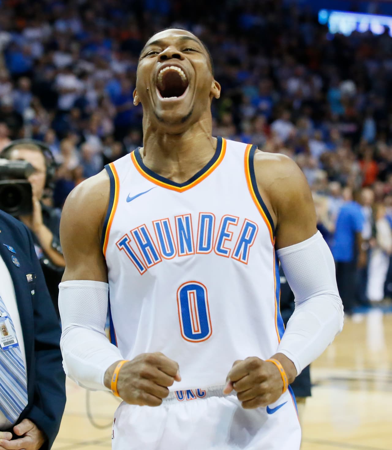 El estelar Carmelo Anthony, ahora con los OKC, había logrado un triple con 5.1 segundos por jugar para darle al Thunder la ventaja.