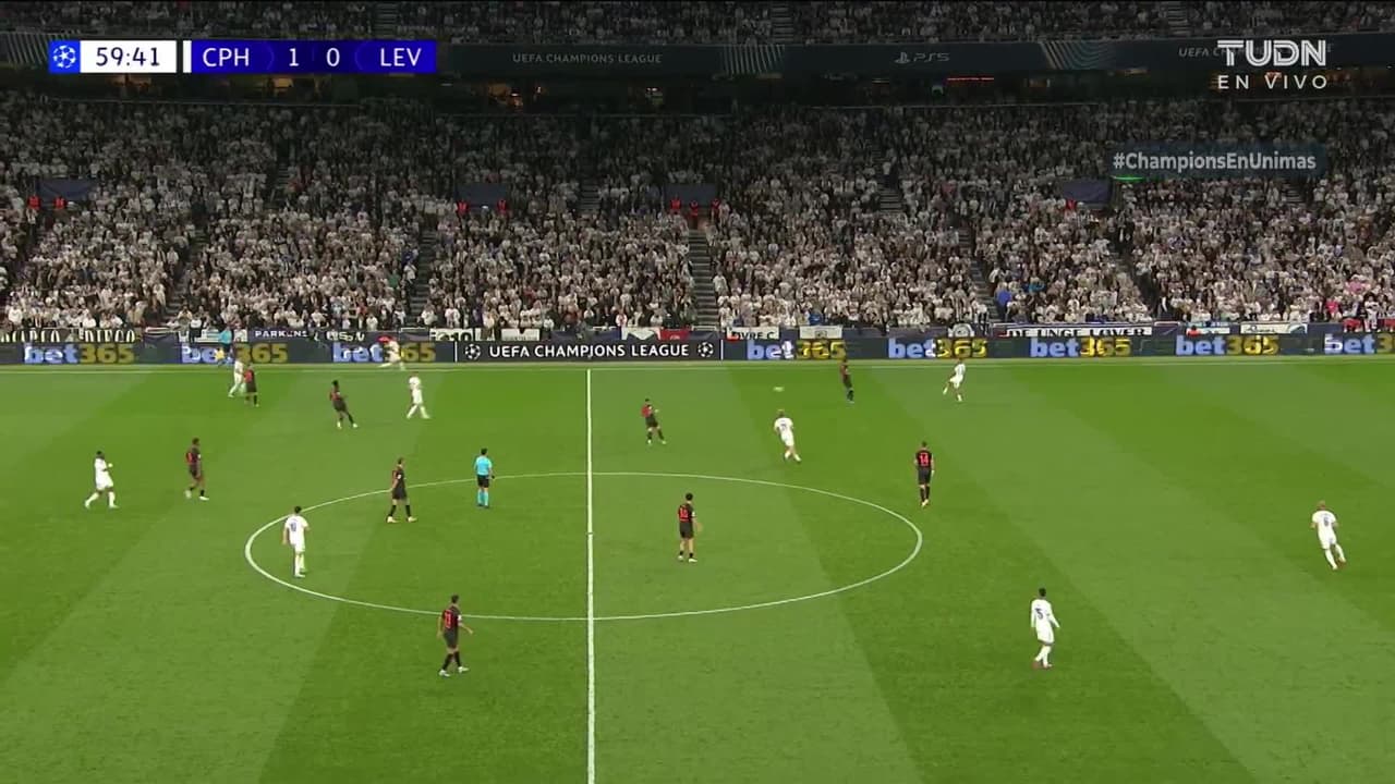 ¡CERCA! Eliesse Ben Seghir disparó que se estrella en el poste.