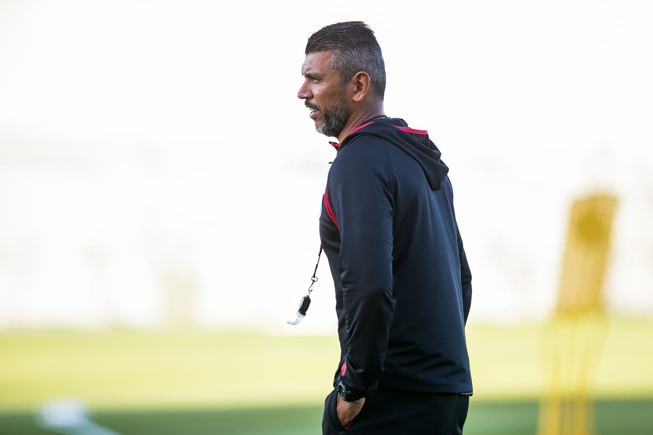 Después regresó a su país en donde se retiró jugando para el Boyacá Chicó, tras lo cual comenzó a prepararse para ser entrenador.