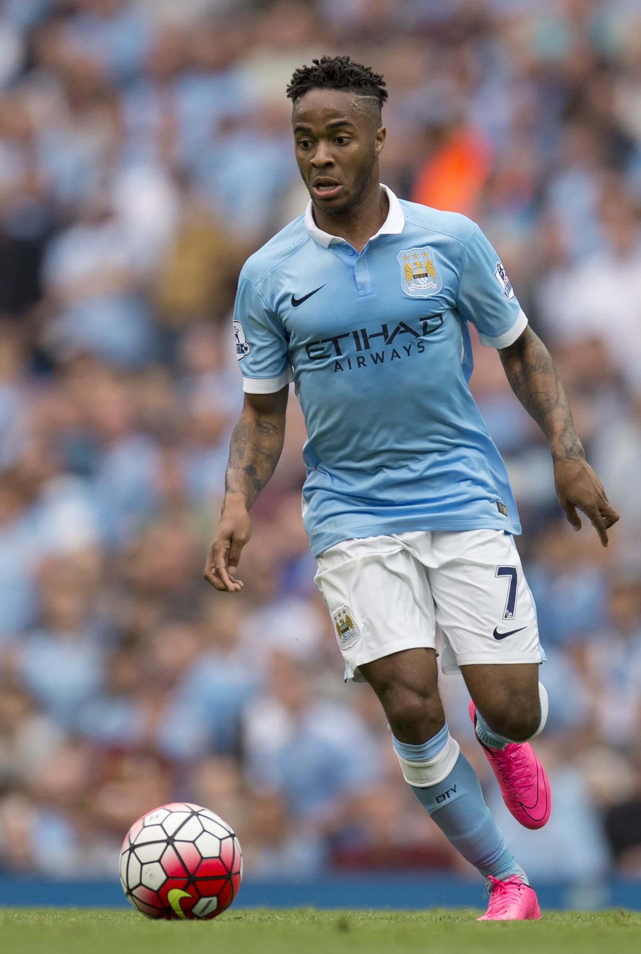 Manchester City estaba decidido de quedarse con los mejores jugadores del mercado y en 2015 pagó casi 80 millones de dólares al Liverpool para tener a Raheem Sterling.