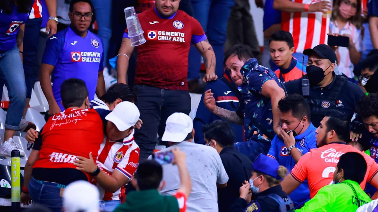 Duelo entre Cruz Azul y Chivas deja saldo de tres detenidos 
