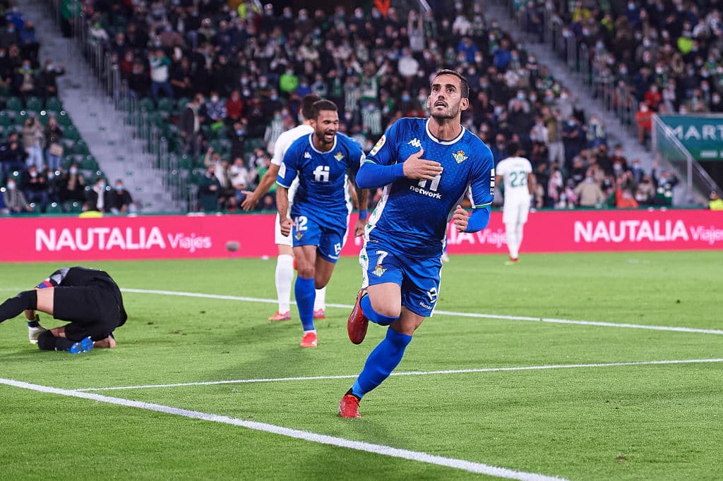 Real Betis golea al Elche 3-0 con anotaciones de Juami Jiménez, Willian José y Nabil Fekir, aún con 10 hombres en la cancha. Andrés Guardado jugó 21' durante el encuentro, mientras que Lainez no tuvo participación.