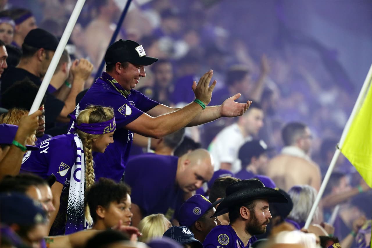 La afición de Orlando City SC apoya fielmente al equipo en cada presentación de 'los Leones'.
<br>