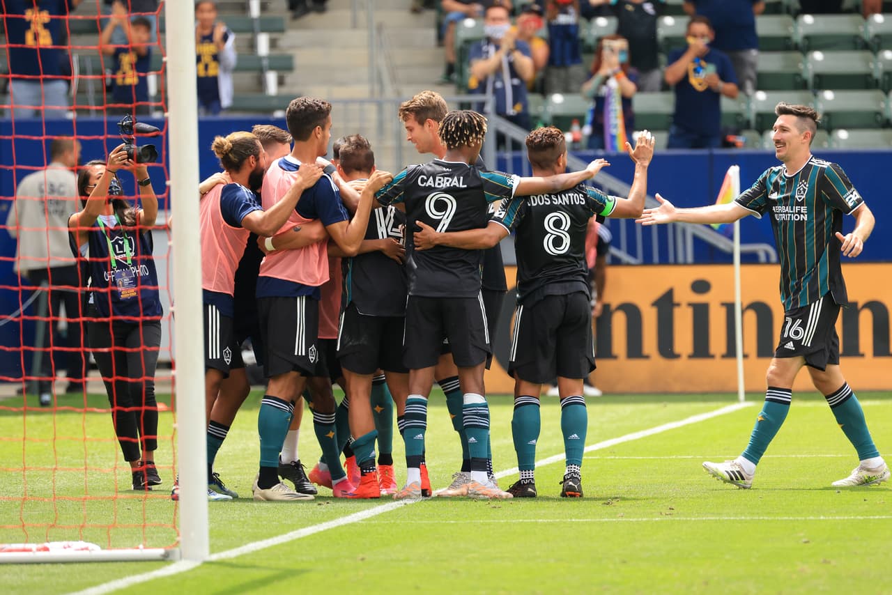 Chicharito tuvo una tarde de contrastes pues primero falló un penal, luego anotó gol y casi pone una asistencia a un gol que fue anulado.