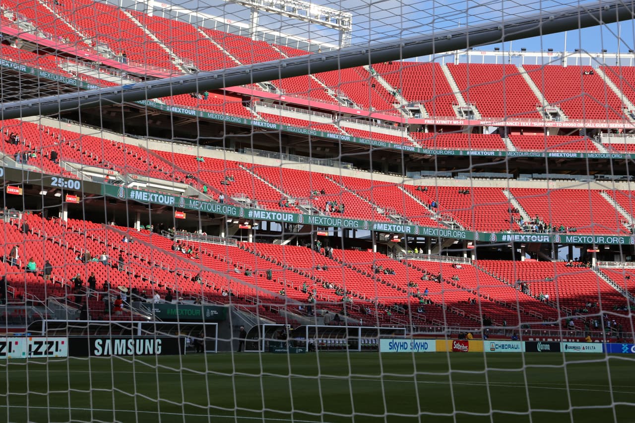 Seguimiento gráfico de los trabajos en cancha de los jugadores, las características del escenario y hasta la alegría de los asistentes en el Levi's Stadium en el partido de México contra Islandia.