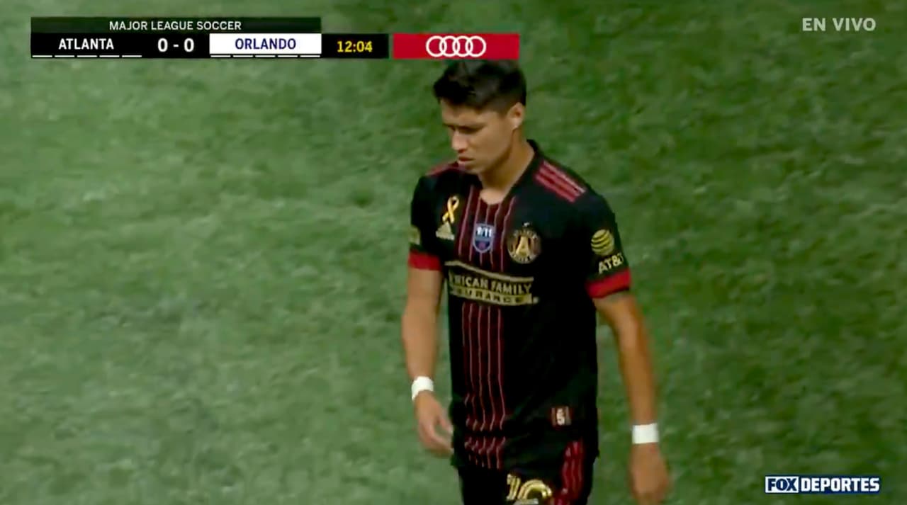 Ezequiel Barco hace la finta y Luiz Araújo sacude la portería con un peligroso zurdazo