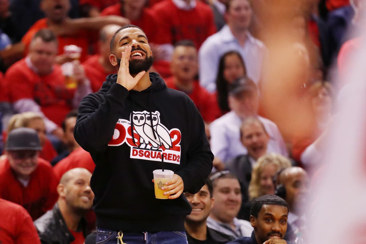 El rapero Drake, ferviente fanático de los Raptors, vivió con mucha pasión el Juego 4 de la Final de la Conferencia Este que dejó la serie igualada por 2-2. Los jugadas de Kyle Lowry, Kawhi Leonard, Serge Ibaka y Marc Gasol llevaron al artista a la emoción en el Scotiabank Arena. La ilusión por darle vuelta al global está más viva que nunca.