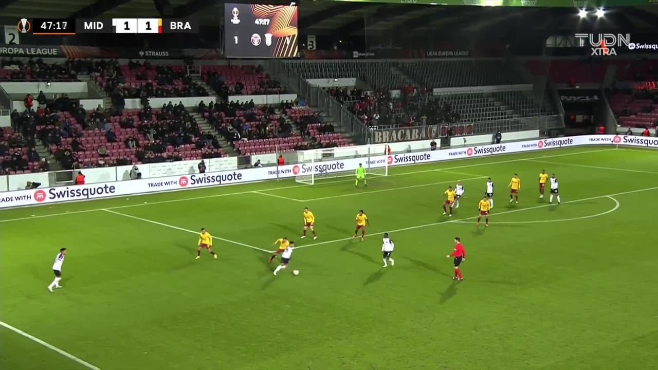 ¡GOL!  anota para FC Midtjylland. Gustav Isaksen