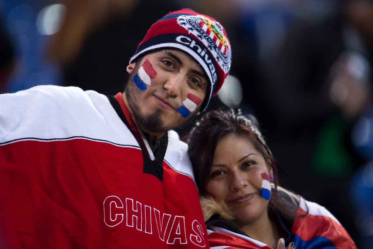 Los fanáticos de las Chivas llegaron hasta New Jersey para acomapañar al Rebaño en una jornada que genera mucha expectactiva después del triunfo en suelo tapatío la semana pasada. Mucho colorido, música y buen ambiente para la semifinal de la Concacaf Liga de Campeones.