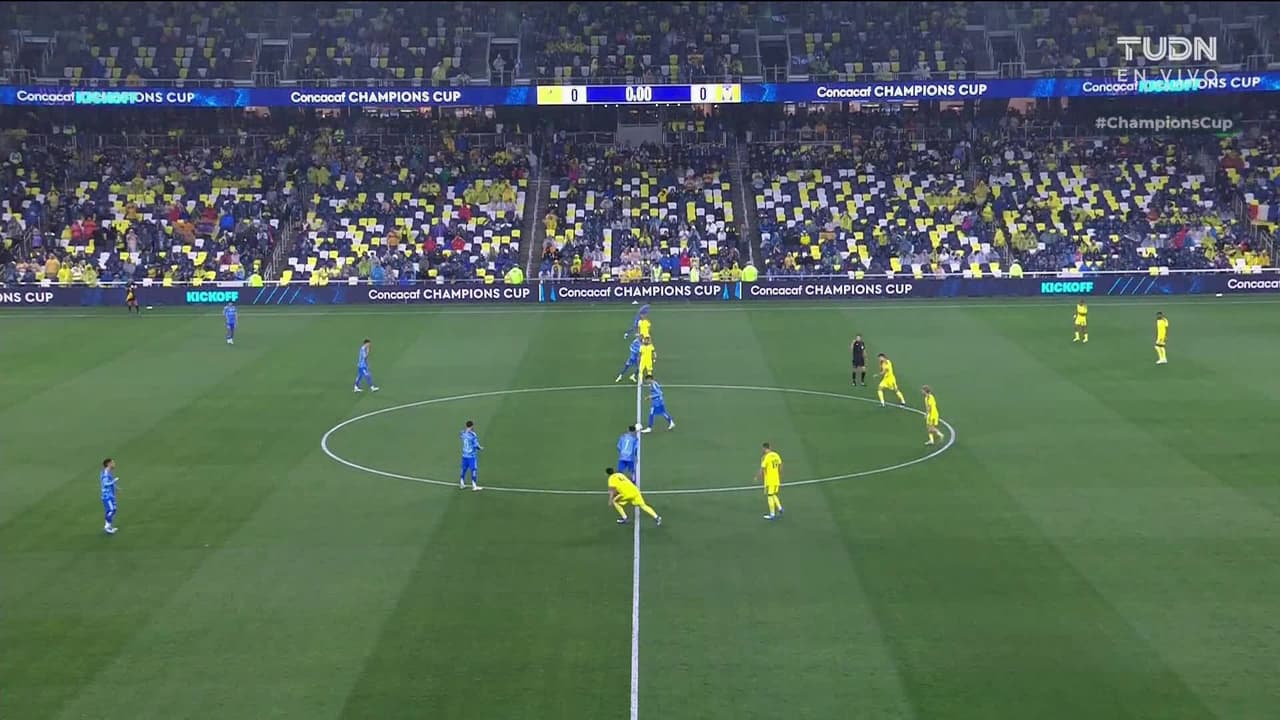 Arranca el partido y la pelota está en juego.