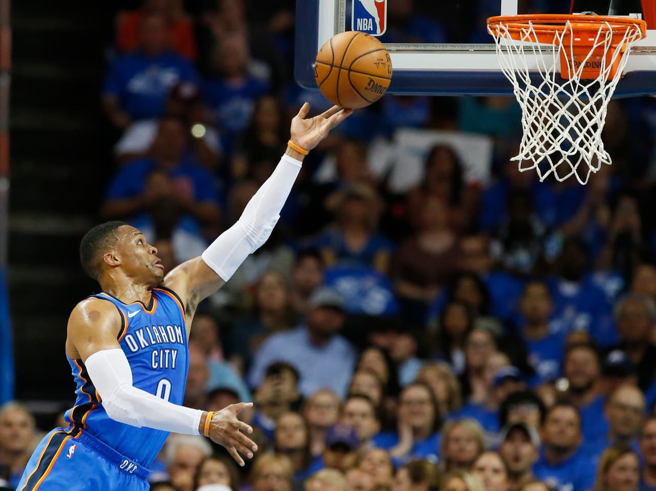 Te traemos las imágenes del primer partido de Carmelo Anthony junto a Russell Westbrook y Paul George contra su antiguo equipo, los Knicks de Porzingis.