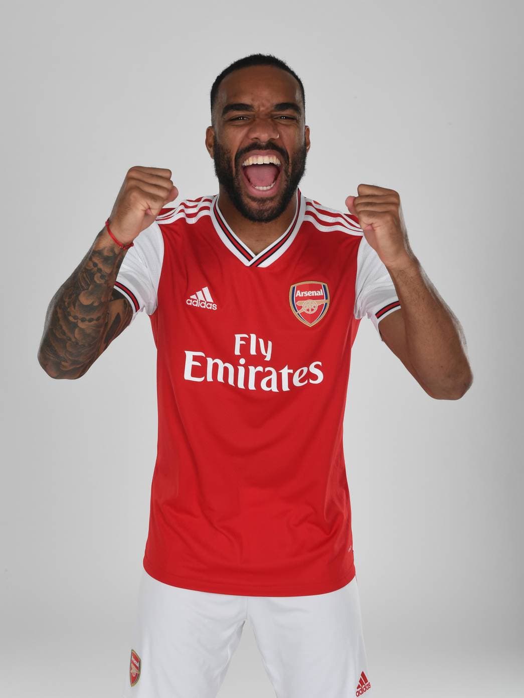 Pasaron 25 años para que el Arsenal F.C. volviera a vestir con la marca de las tres rayas hasta la temporada que iniciará en los próximos meses. Como era de esperarse, Adidas le entregó un diseño nostálgico, con detalles retro pero moderno para iniciar una nueva relación de convenio.