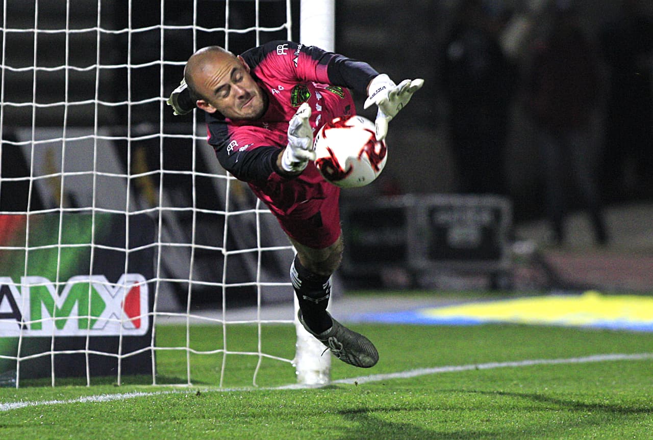 Enrique Palos se vistió de héroe e impidió que el esférico entrara en su portería.