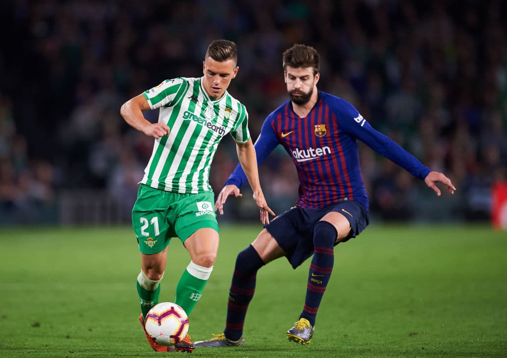 El argentino Giovani Lo Celso vuelve este martes de sus vacaciones para reincorporarse con la primera plantilla del Real Betis. De momento se pondrá a las órdenes de Rubi mientras en los próximos días se resuelve su futuro, ya que el jueves 8 de agosto se cierra el mercado en la Premier y el Tottenham es el equipo que está apostando con más fuerza por hacerse con sus servicios.