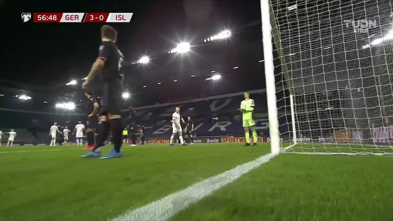 ¡TIRO ATAJADO! disparo por Kári Arnason.