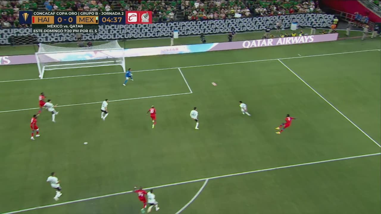 ¡Respuesta inmediata! Arcus dispara y pone el balón a la red por fuera