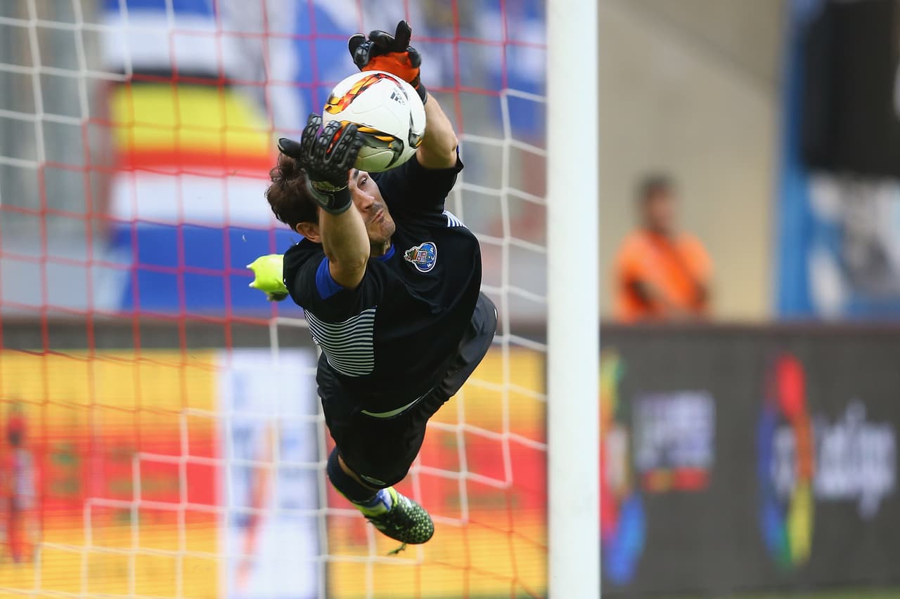 Iker Casillas para el tiro de Cancela.