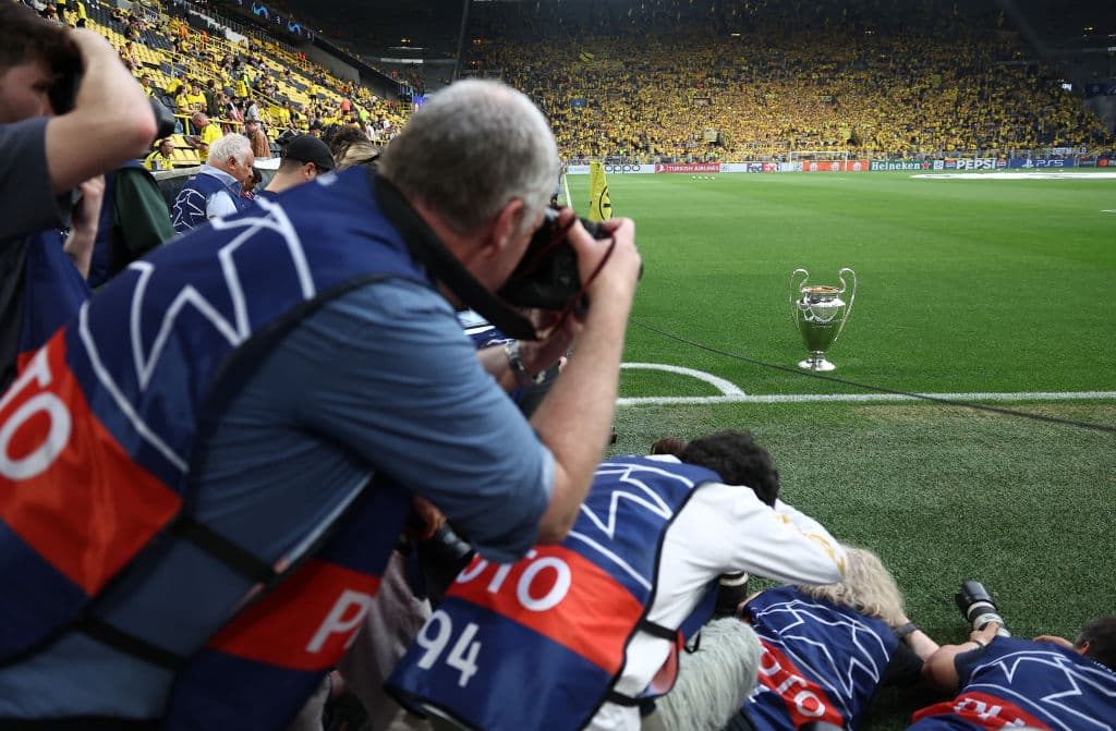 El trofeo de la UEFA Champions League en la cancha del partido de ida entre Borussia Dortmund y PSG.