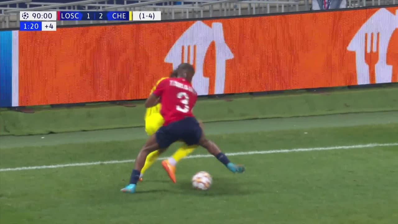 ¡TIRO ATAJADO! disparo por Marcos Alonso.