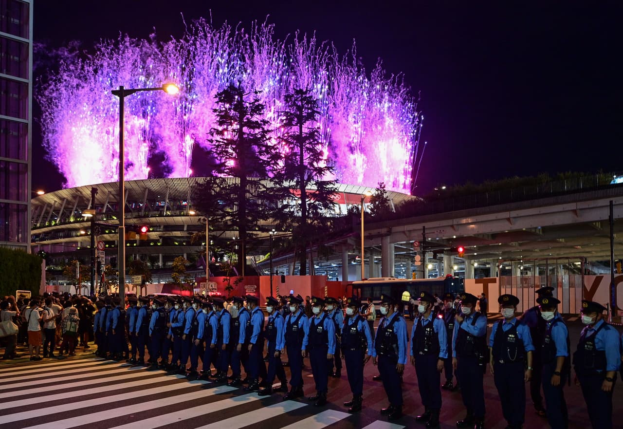 El cielo se iluminó con los fuegos artificiales que se lucieron en el estadio olímpico de Tokyo 2020.