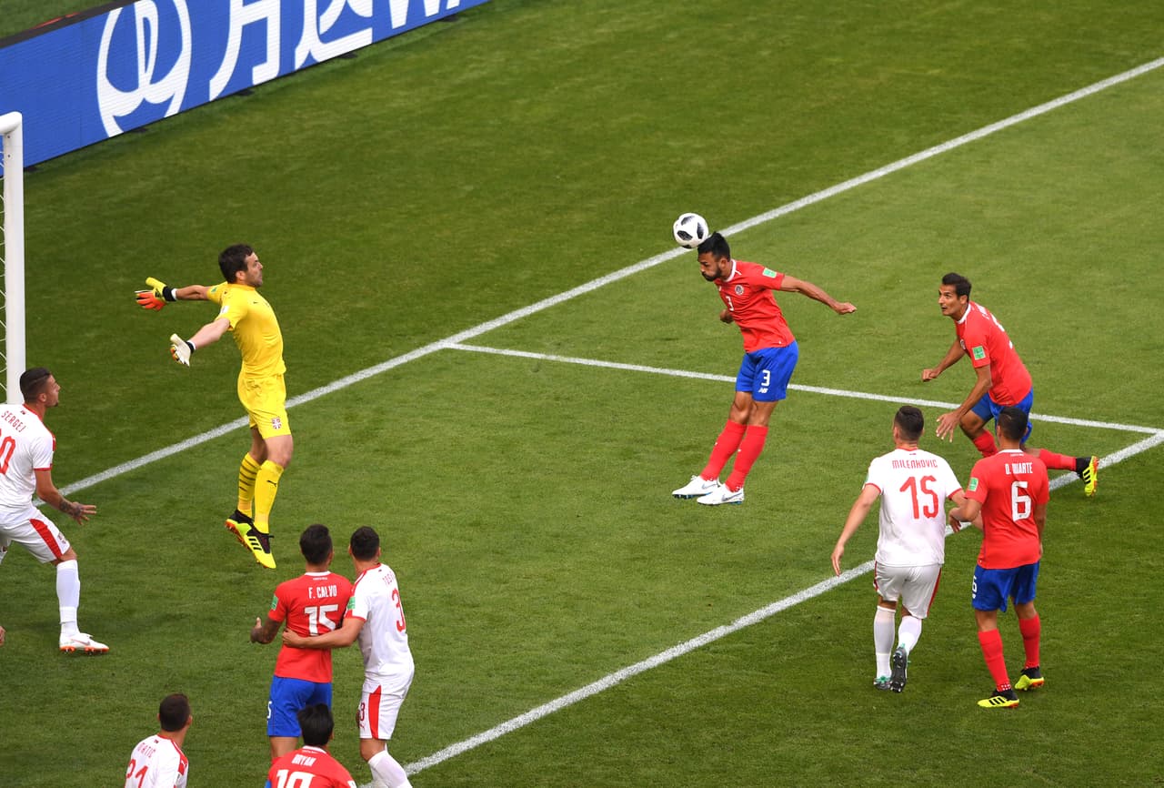 Giancarlo González tuvo una opción muy clara al quedar sin marca y cabecear, aunque lo hizo de forma errada y muy desviado.