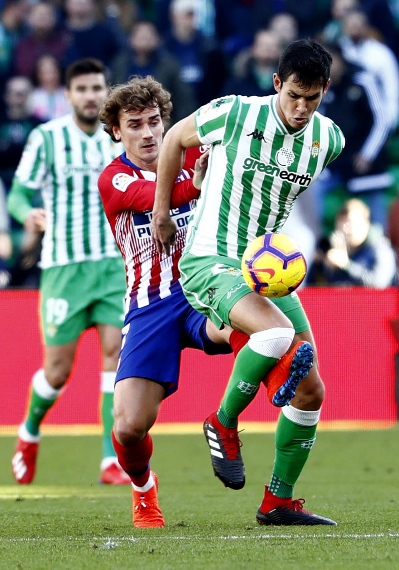 Betis le quitó el balón al Atlético de Madrid para evitar peligro en su arco, aunque durante el segundo tiempo tuvo cuatro amonestaciones.