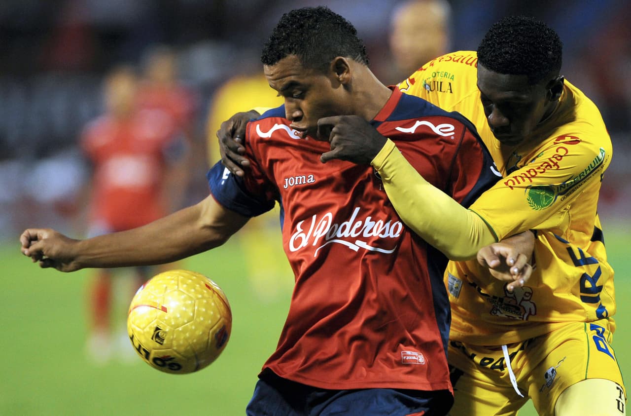 La velocidad y la potencia lo hicieron acreedor de buena fama en el fútbol local, siendo campeón en el 2009 de la Liga. En el 2013 cambió de aires.