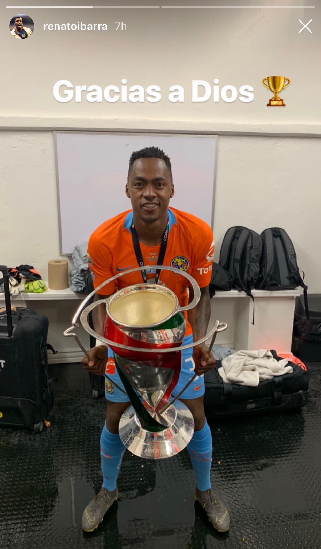 Varios jugadores del América, así como sus parejas, han compartido en sus redes sociales parte del festejo del título de la Copa MX que ganaron en la noche del miércoles en la cancha de Juárez.