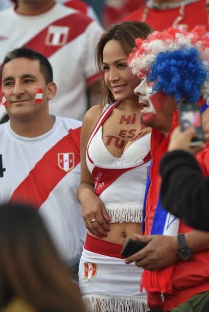 Chile y Perú jugaron un partido lleno de emociones que claisificó a los chilenos a la final, pero en las gradas se jugó otro partido muy intenso, ¿quién crees que lo ganó?