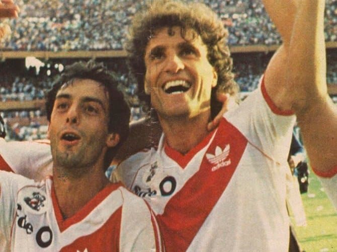 Óscar Ruggeri. Fue campeón con los xeneizes
<b> </b>y posteriormente con los
<b> </b>millonarios
<b>. </b>De 1980 a 1984 jugó en el club que lo vio nacer y de 1985 a 1988 jugó para River.