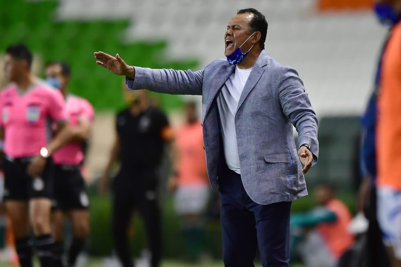 Maximiliano Perg (5’) clavó un autogol que adelantó al León y Ángel Mena (30’) creció la ventaja. George Corral salió expulsado a los 51’ de juego.