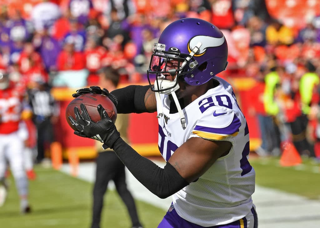 El cornerback, Mackensie Alexander, de los Minnesota Vikings completa el pase.