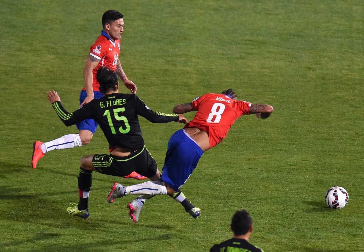 Chile se pondría al frente por primera vez en el partido al minuto 55 con un penal en contra de Arturo Vidal cometido por Gerardo Flores.