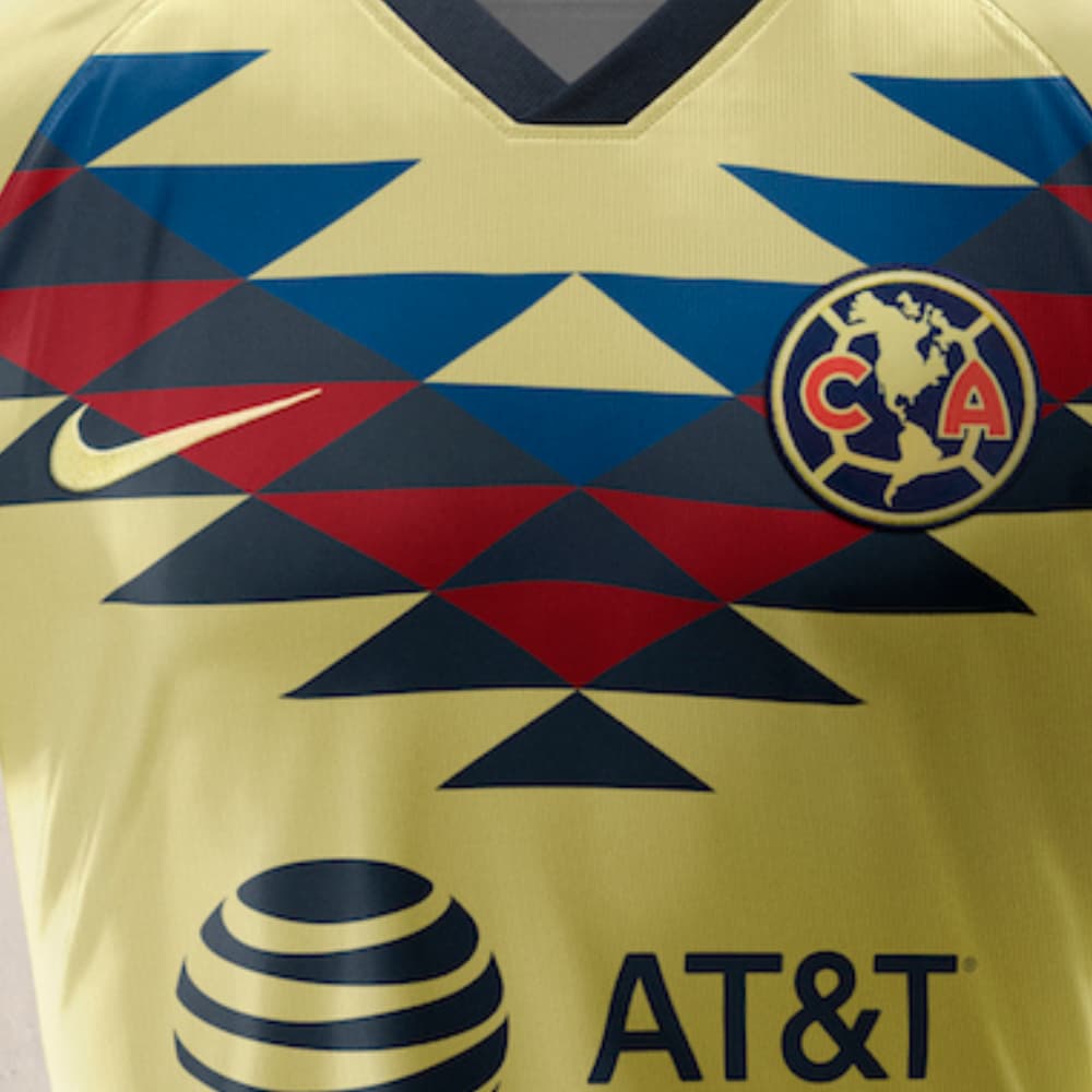 Los rumores se confirmaron y el América tendrá un jersey muy llamativo, que recuerda el diseño de la temporada 2017/18. Esta vez el patrón de las plumas del Águila en el pecho es mucho más pequeño, pero no deja de ser elegante.