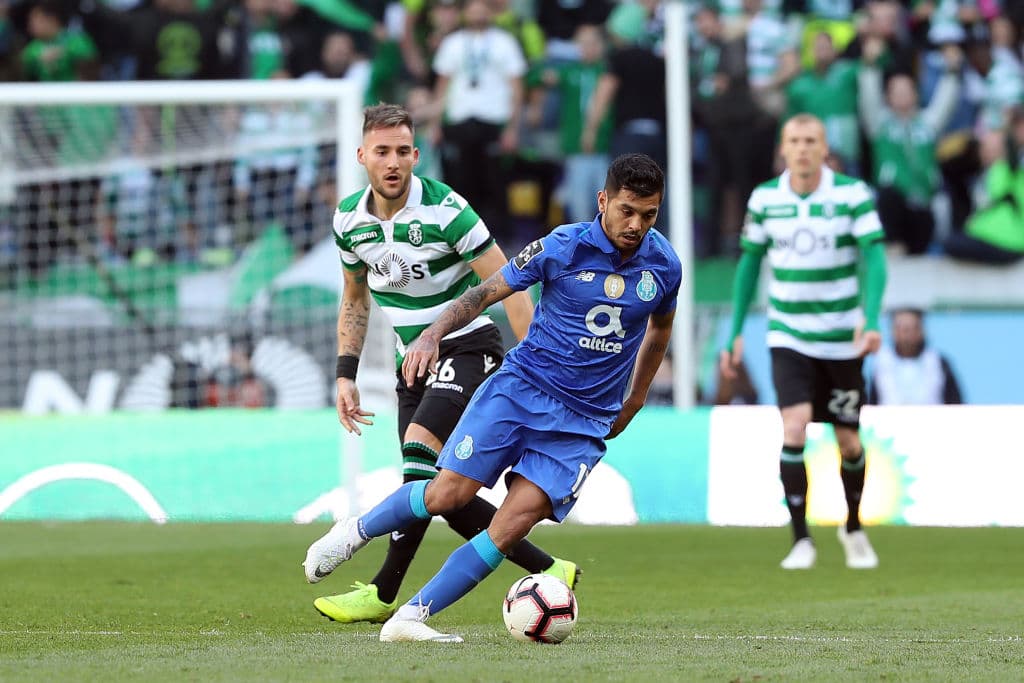 Corona en el segundo tiempo, tratando de convertirse en unfactor de desequilibrio en favor de su equipo que se quedó con las ganas de hacer daño en Lisboa.