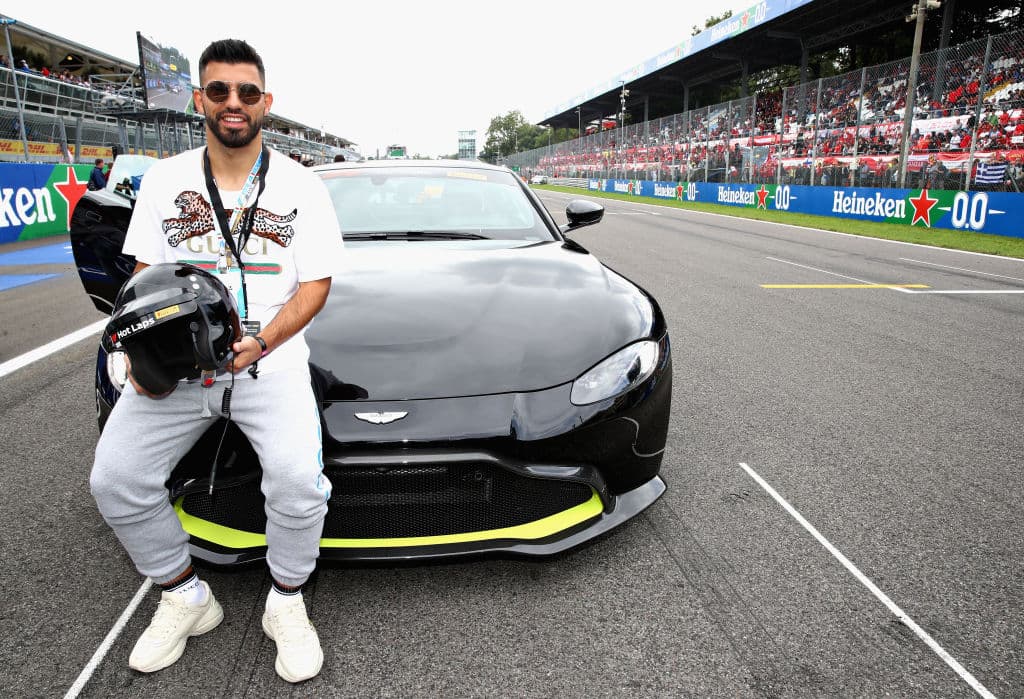 La visita de varias celebridades en la pista de Monza, entre ellos la del futbolista argentino Sergio 'Kun' Agüero, fue una de las curiosidades en medio del Gran Premio de Italia de Fórmula 1.