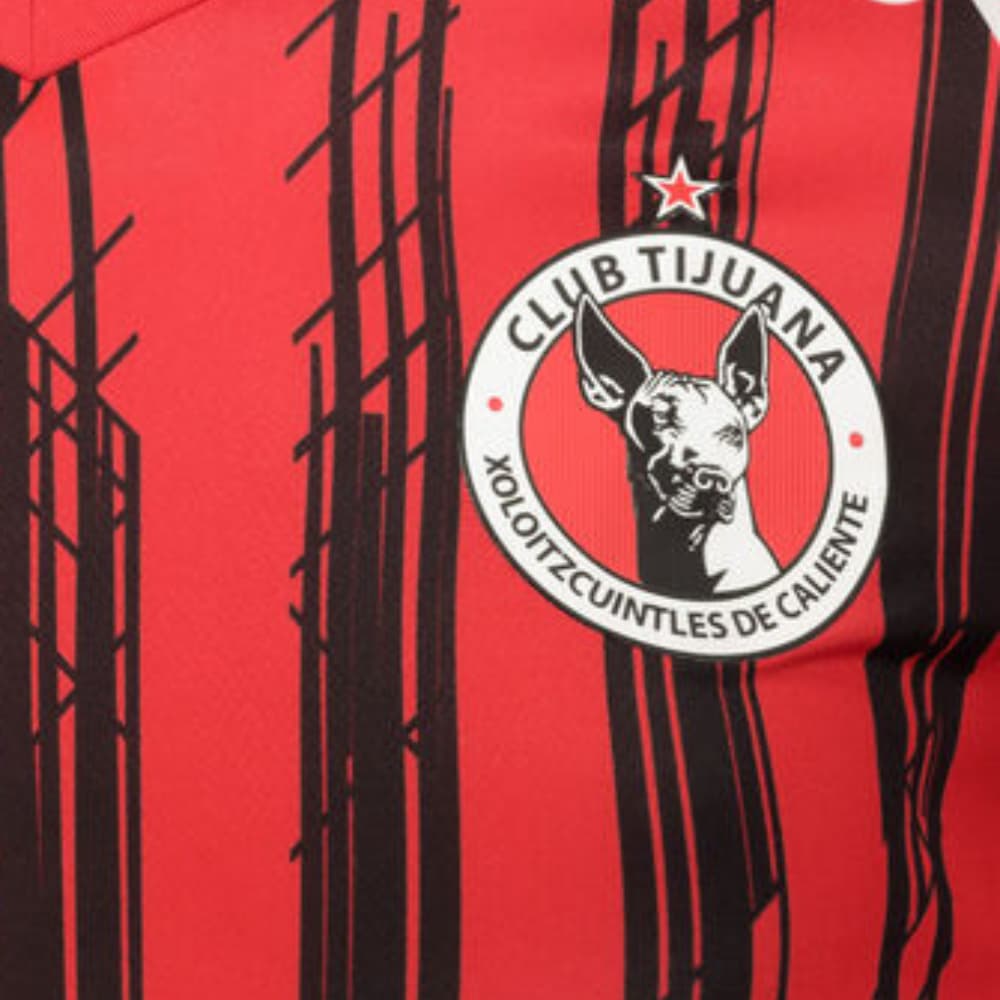 Los Xolos de Tijuana han estrenado ante Boca Juniors su playera principal para esta nueva temporada, pero también realizaron el lanzamiento de la alternativa en sus plataformas digitales. Con diseños novedosos, que hacen referencia al poder de la Jauría, el equipo de la frontera está listo para iniciar la Liga MX.